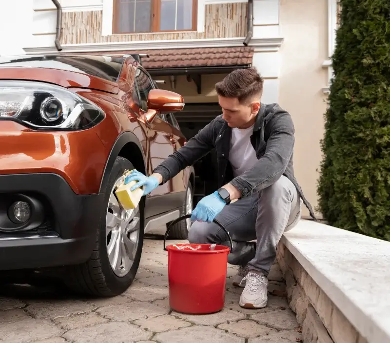 Lavage auto à domicile Mont-Roc : professionnel intervenant sur un véhicule